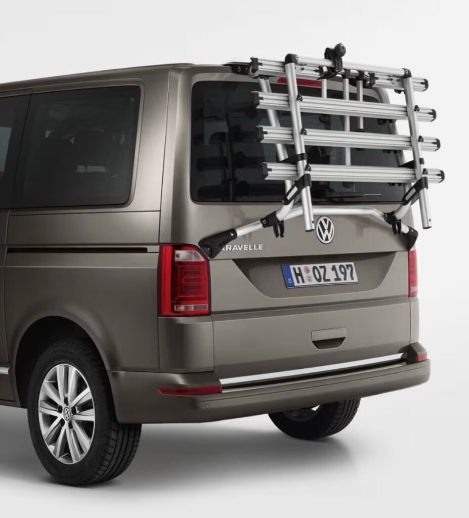 Portabicicletas original Volkswagen VW T6 para portón trasero, con capacidad para varias bicicletas, estructura de aluminio resistente, sistema de sujeción seguro y diseño específico para furgonetas VW California, Transporter y Multivan.