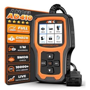 Lector de diagnostico OBD2 ANCEL AD410 conectado al puerto del vehiculo para revisar codigos de error antes de comprar una Volkswagen California de segunda mano